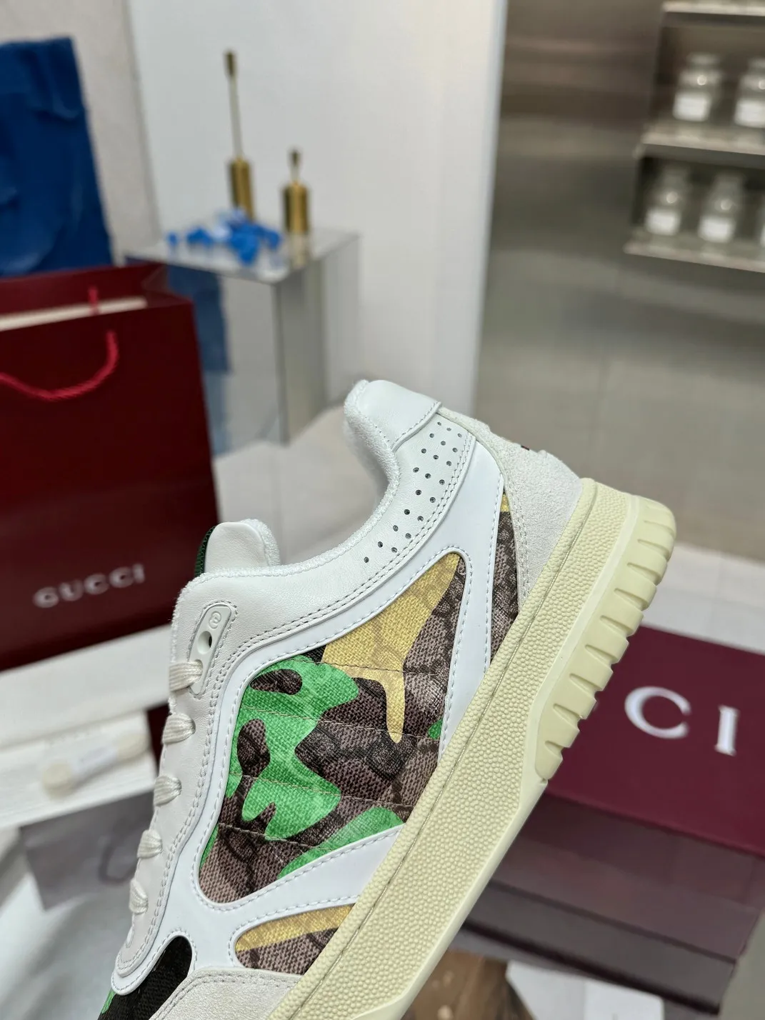 Men's Men's Shoes 💰640 Gucci Gucci's latest hot-selling series of high and low-top distressed couple sneakers are shipped. The originals are purchased, developed and manufactured. This high-low top sneaker adopts a basketball-style silhouette design, cleverly integrated with hollow panels and distressed effects, showing its unique ingenuity. The ingenuity incorporates brand logo details such as interlocking Double G styling accessories and Gucci lettering, a low-key tribute to the brand's design heritage.  ▪️ Fabric: Original custom imported first-layer cowhide ▪️ Lining: Sweat-absorbent and deodorant towel lining ▪️ Sole: Original molded TPU sole ▪️ Sole thickness: 3cm ▪️ Size: Female 36-40 Male 39-46 (35 Female 41 Male 38 46 customized)